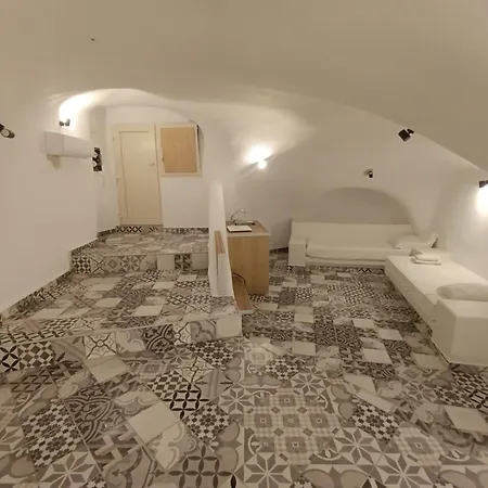 Cycladic Center Cave 费拉