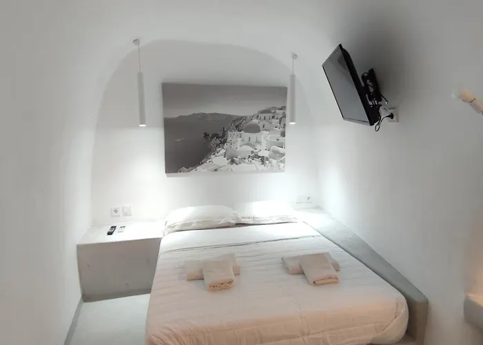 Cycladic Center Economy ثيرا